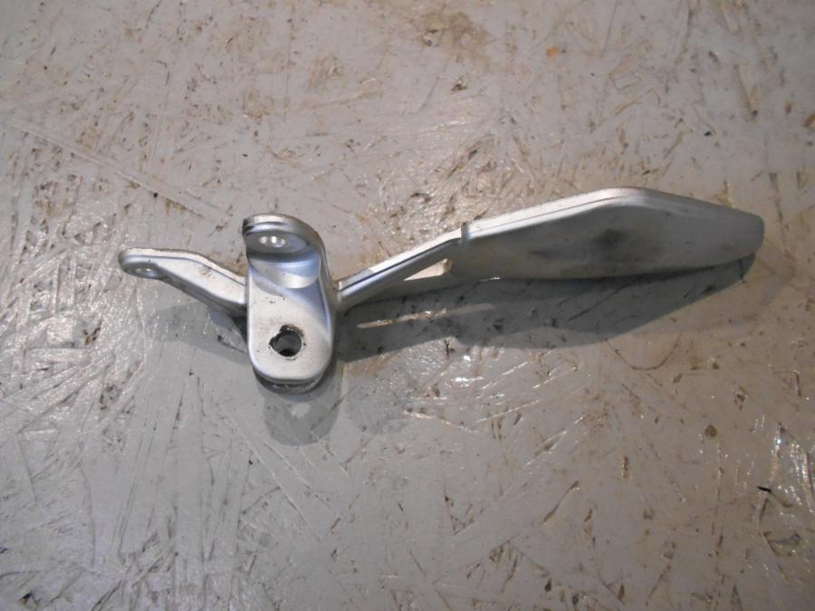 Baksidan på Fotpinnefäste från en BMW K 1300 R -2009 motorcykel.