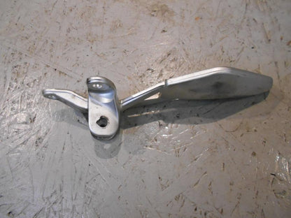 Baksidan på Fotpinnefäste från en BMW K 1300 R -2009 motorcykel.