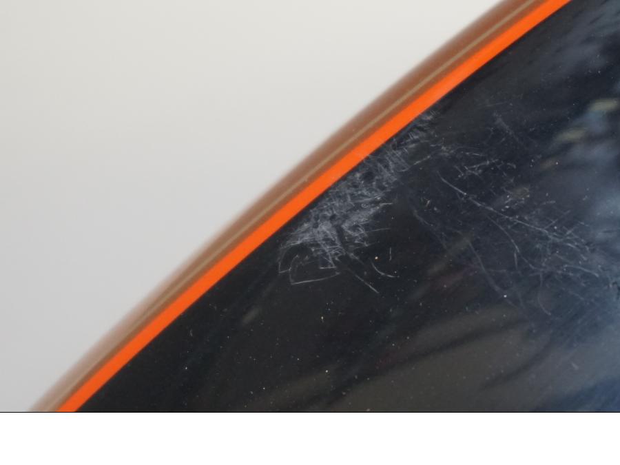 Snett nerifrån på Framskärm från en H-D Touring Road King Classic FLHRCI -2008 motorcykel.