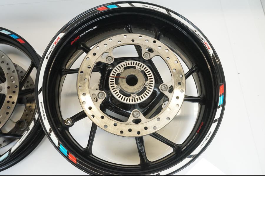 Baksidan på Hjulpaket från en BMW S 1000 XR -2019 motorcykel.