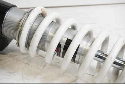 Höger sida på Stötdämpare från en KTM 690 SMCR -2014 motorcykel.