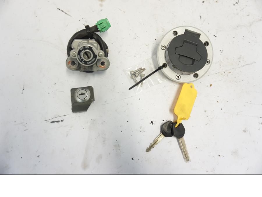 Framsidan på Låssats från en Suzuki DL 1000 -2003 motorcykel.