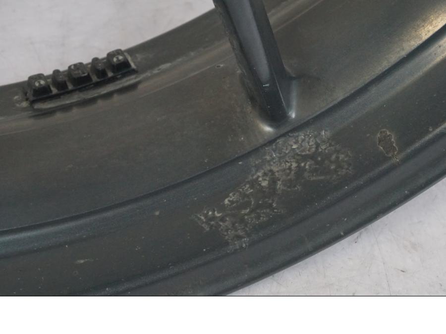 Vänster sida på Fälg från en Triumph Tiger Explorer -2013 motorcykel.