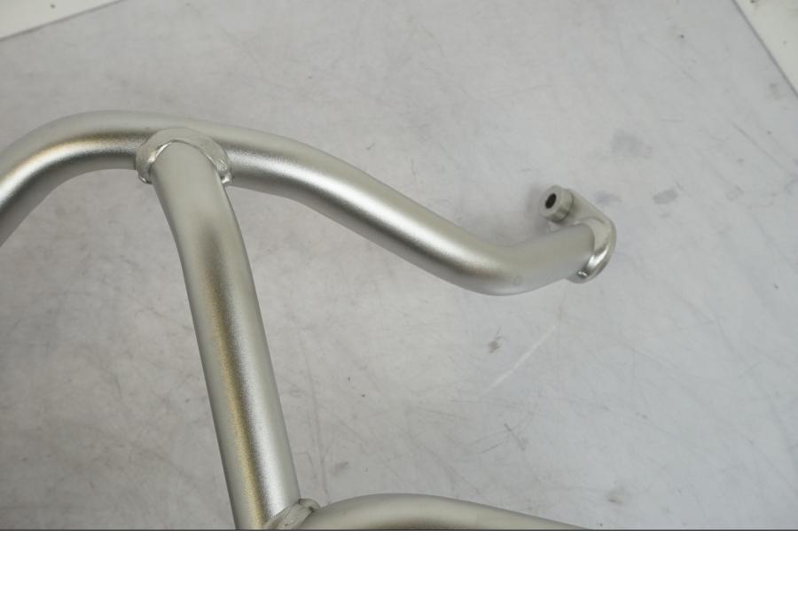 Vänster sida på Motorskyddsbåge från en BMW R 1250 GSA -2022 motorcykel.