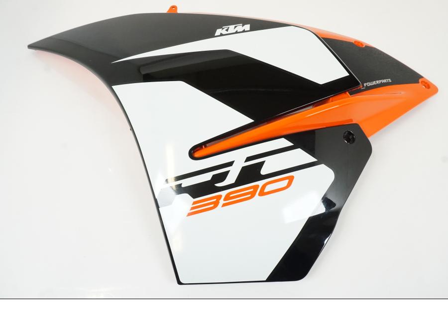 Framsidan på Sidkåpa från en KTM RC 390 -2017 motorcykel.