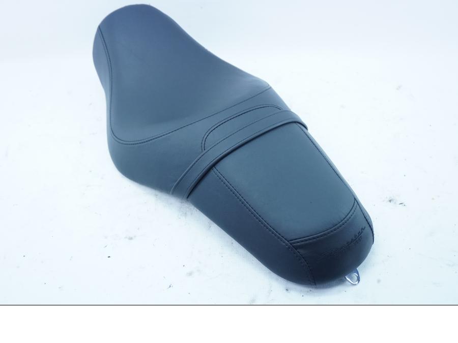 Höger sida på Sadel från en H-D Sportster 1200 XL1200C -2021 motorcykel.