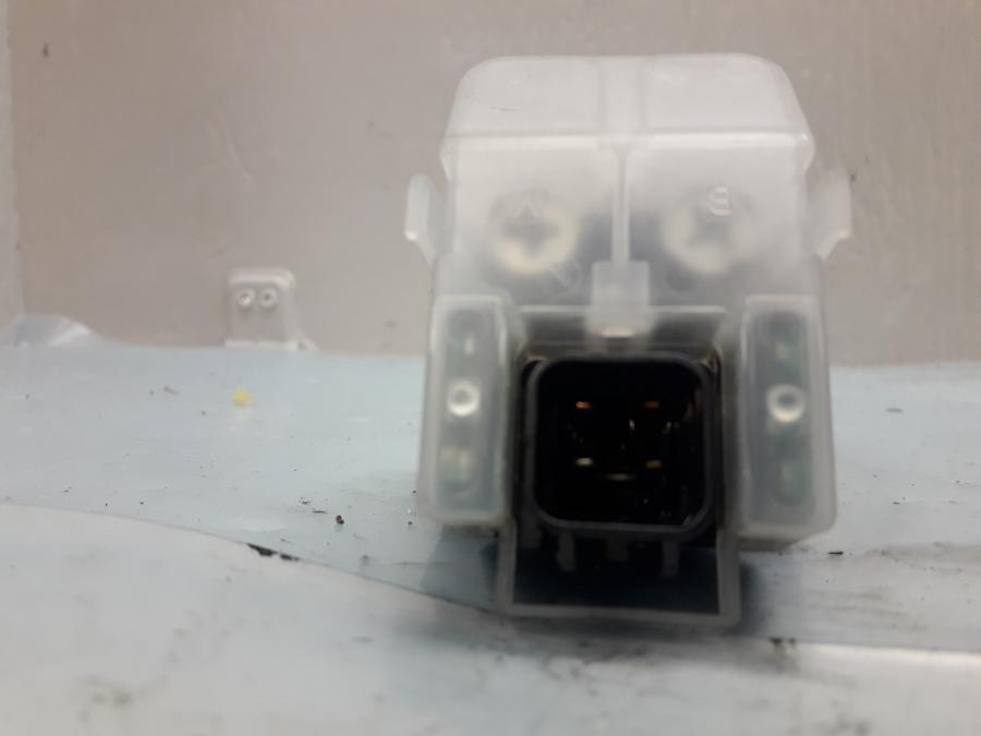 Framsidan på Startrelä från en Suzuki SV 1000 -2004 motorcykel.