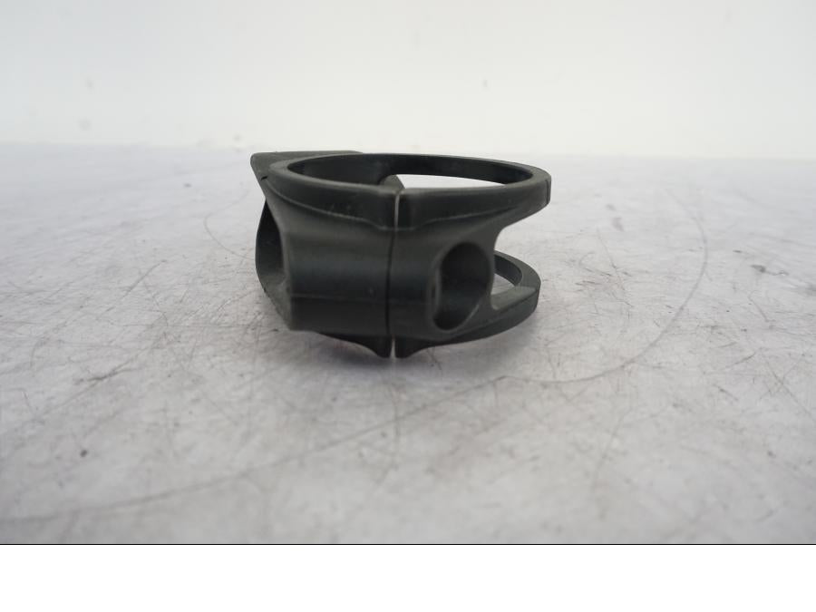 Höger sida på Blinkersfäste från en KTM 1290 Super Duke R -2023 motorcykel.