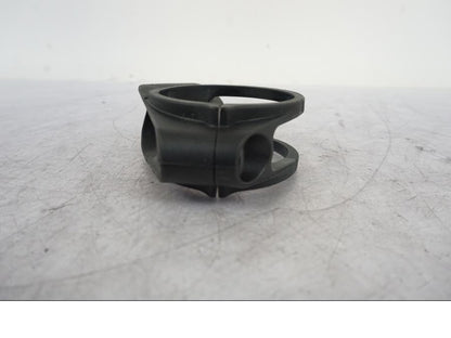 Höger sida på Blinkersfäste från en KTM 1290 Super Duke R -2023 motorcykel.