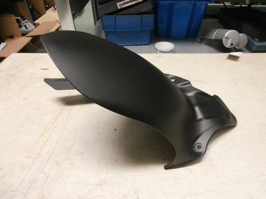 Snett nerifrån på Sving från en Ducati Monster 696 -2013 motorcykel.