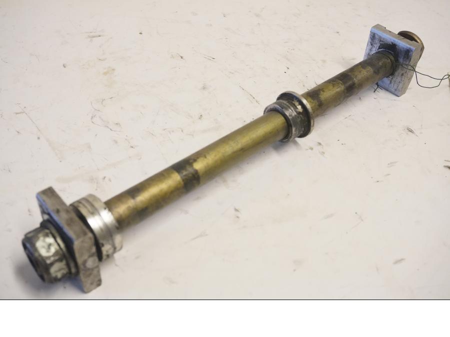 Framsidan på Axel från en Triumph Daytona 650 -2005 motorcykel.