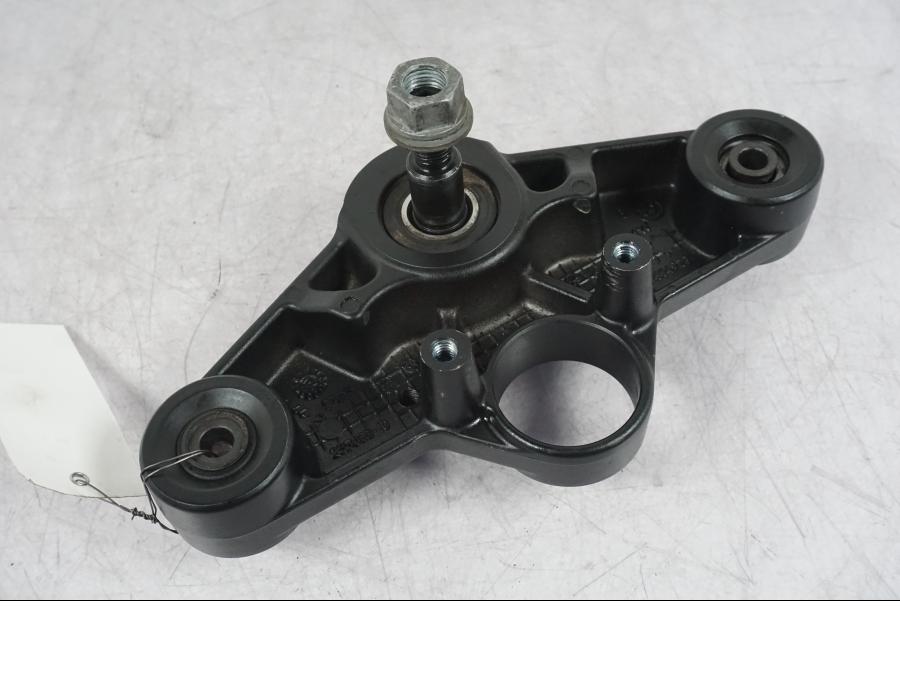 Snett nerifrån på Gaffelkrona från en BMW R 1200 GS -2005 motorcykel.