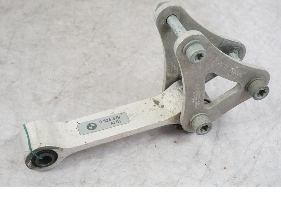 Framsidan på Stötdämparlänkage från en BMW K 1600 GTL -2015 motorcykel.