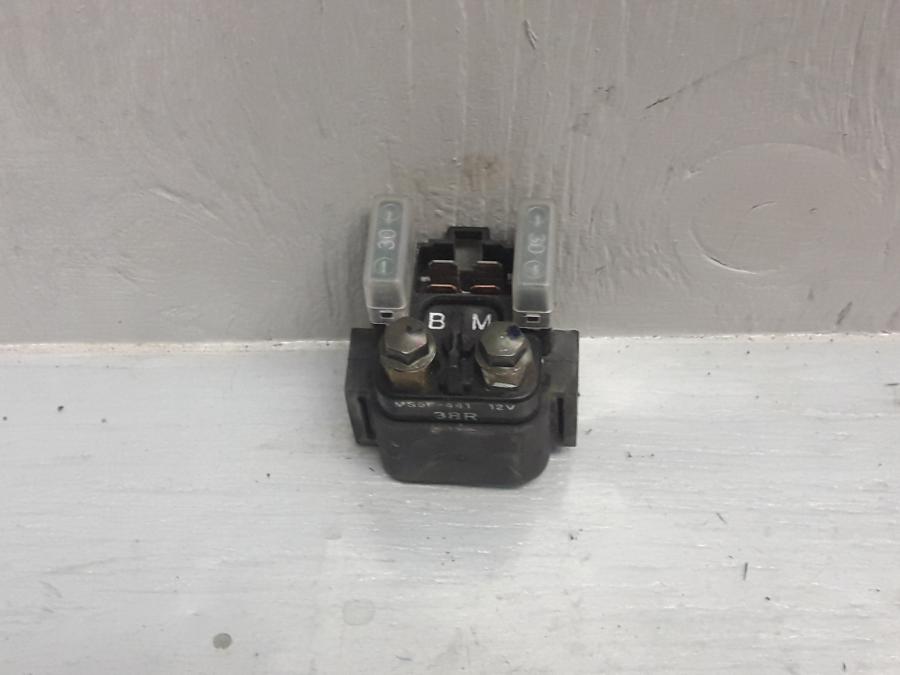 Framsidan på Startrelä från en Yamaha FZ-6 -2004 motorcykel.