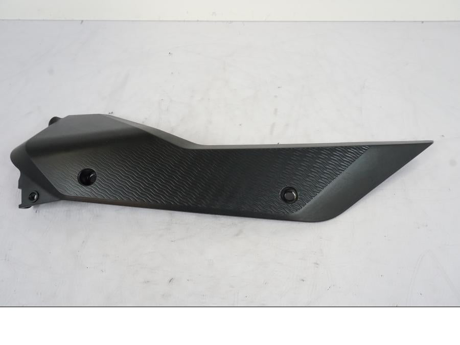 Höger sida på Sidopanel från en KTM 1290 Super Duke -2019 motorcykel.