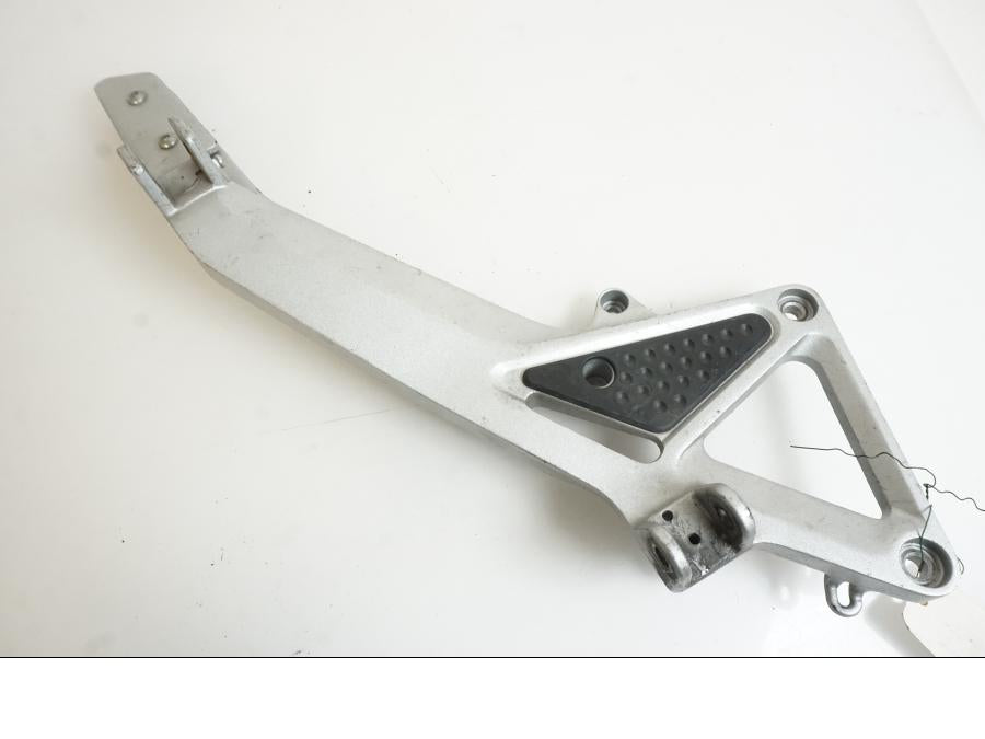 Framsidan på Fotpinnefäste från en Honda CB 600 Hornet -2005 motorcykel.