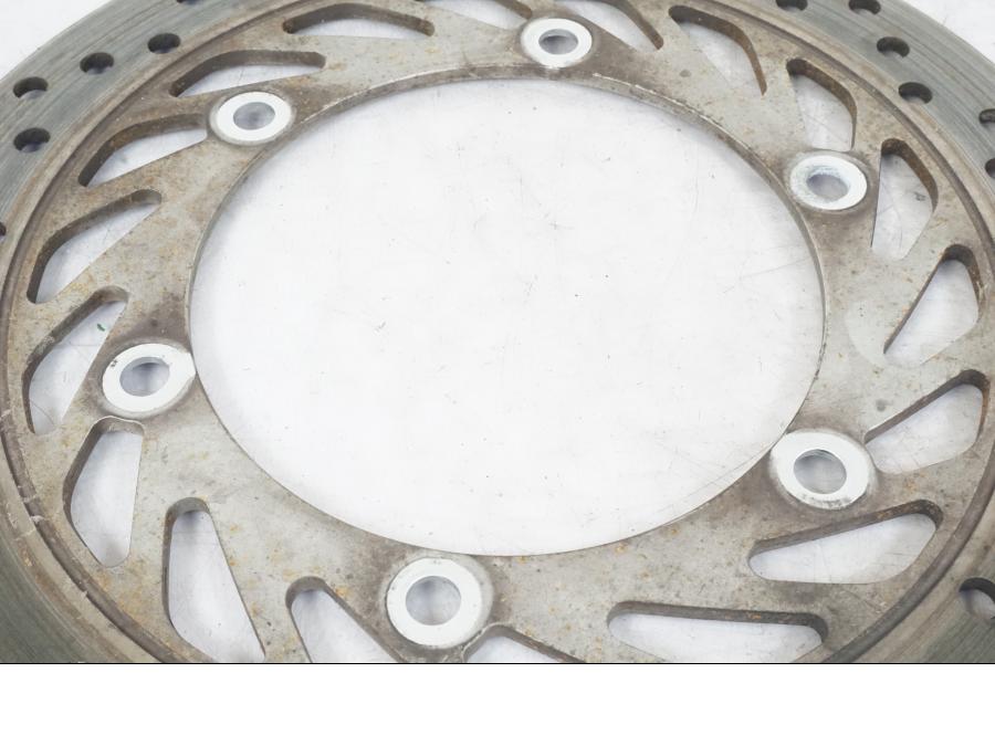 Snett uppifrån på Bromsskiva från en Honda CBR 1000 F -1999 motorcykel.