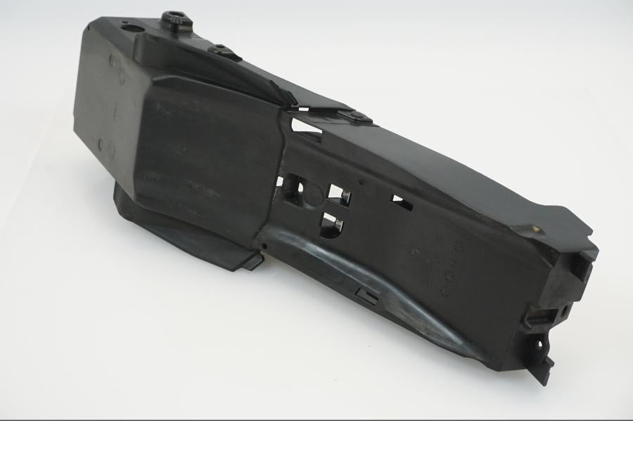 Snett uppifrån på Undertail från en Yamaha MT-07 -2019 motorcykel.