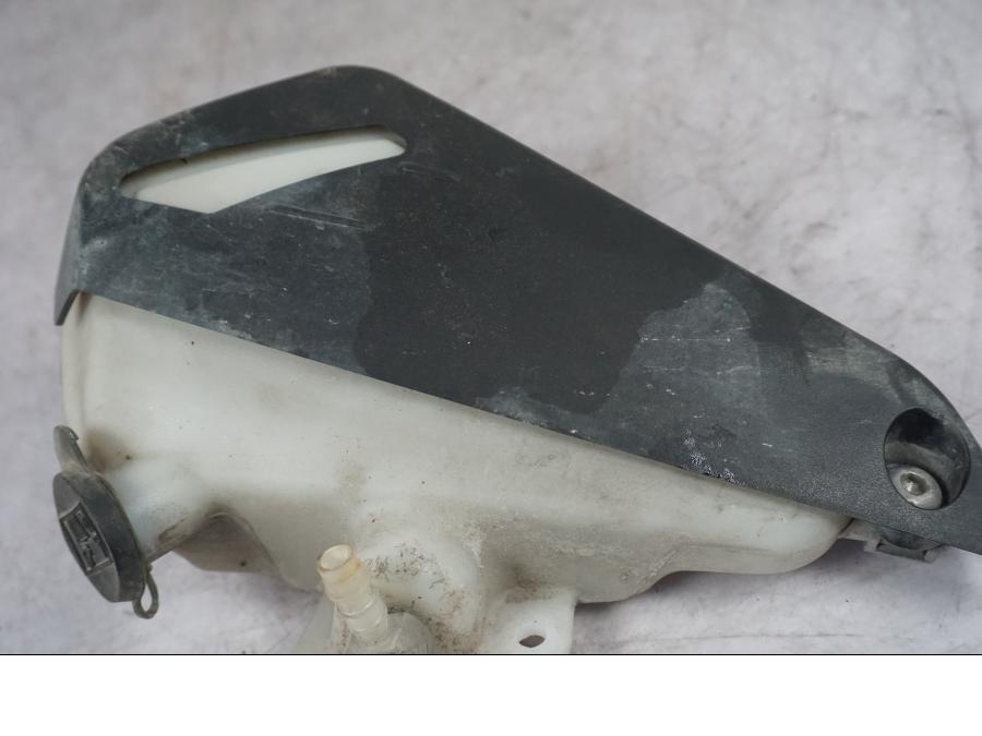 Snett nerifrån på Vattenexpansionskärl från en Triumph Tiger Explorer -2016 motorcykel.