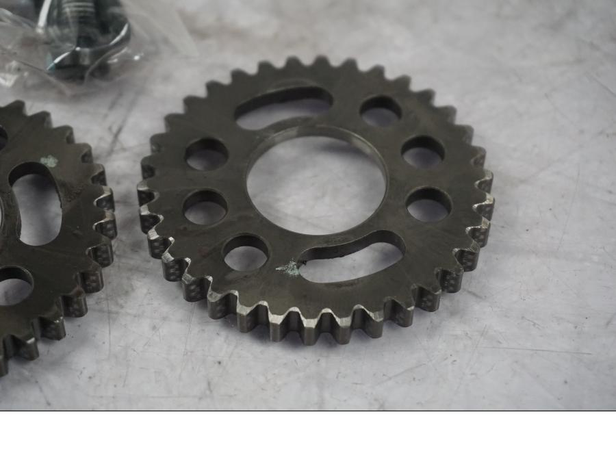 Vänster sida på Kamkedjedrev från en Triumph Tiger Explorer -2016 motorcykel.