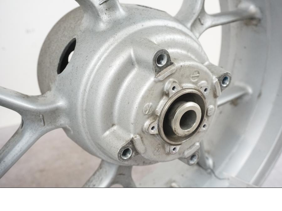 Extrabild1 på Fälg från en Triumph Tiger -2009 motorcykel.