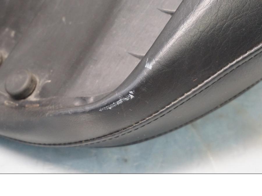 Vänster sida på Sadel från en Suzuki VL 800 -2001 motorcykel.