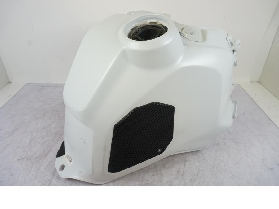 Framsidan på Bensintank från en Ducati Desert X -2023 motorcykel.