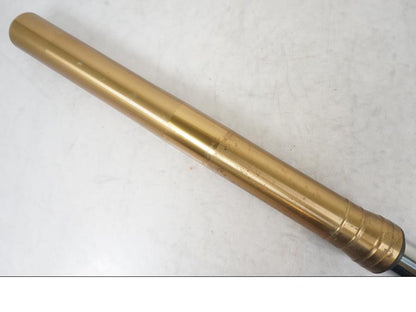 Snett nerifrån på Gaffelben från en Triumph Tiger Explorer -2013 motorcykel.