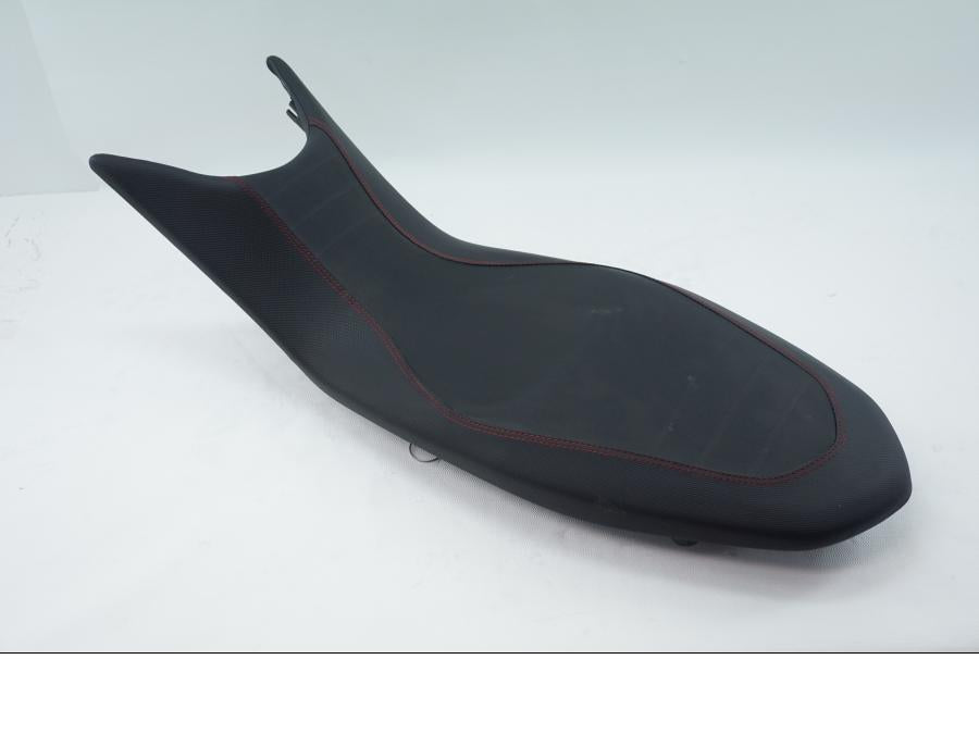 Höger sida på Sadel från en Ducati Hyperstrada -2014 motorcykel.