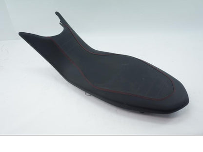 Höger sida på Sadel från en Ducati Hyperstrada -2014 motorcykel.