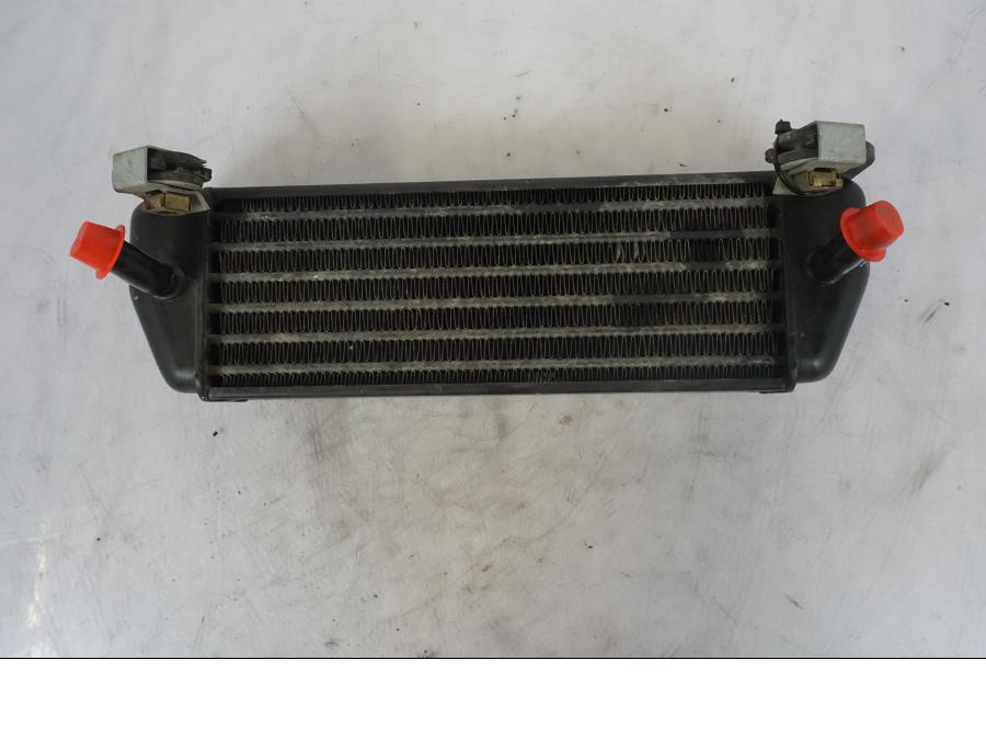 Snett nerifrån på Oljekyl från en BMW R 1150 GS -2002 motorcykel.