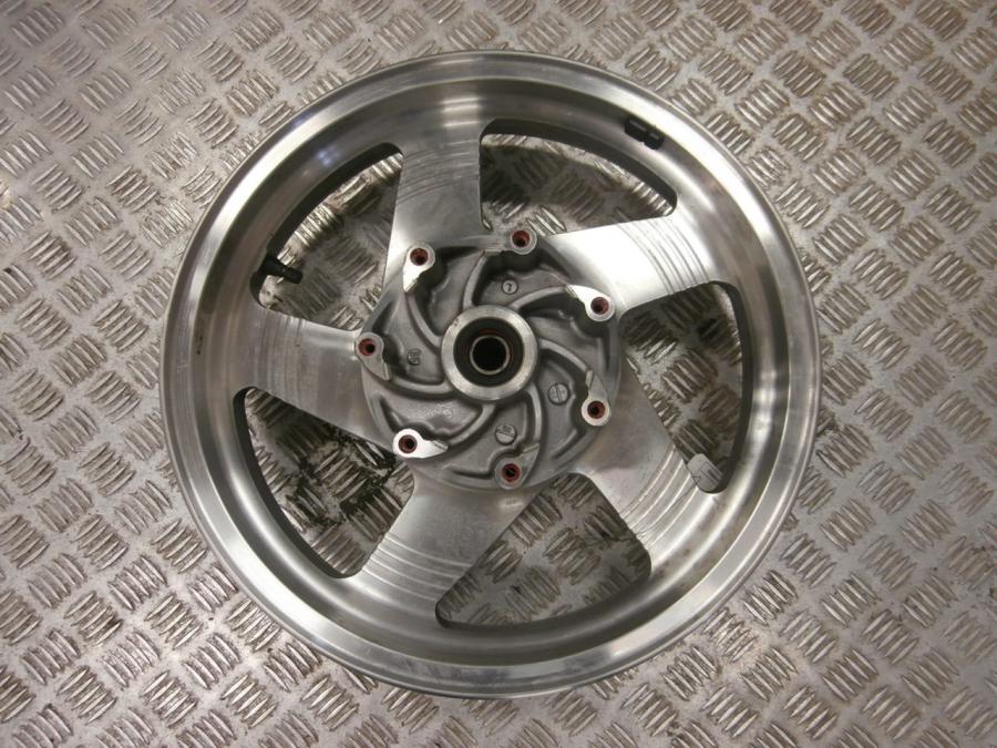 Framsidan på Fälg från en Kawasaki VN 1500 Classic Tourer -2000 motorcykel.