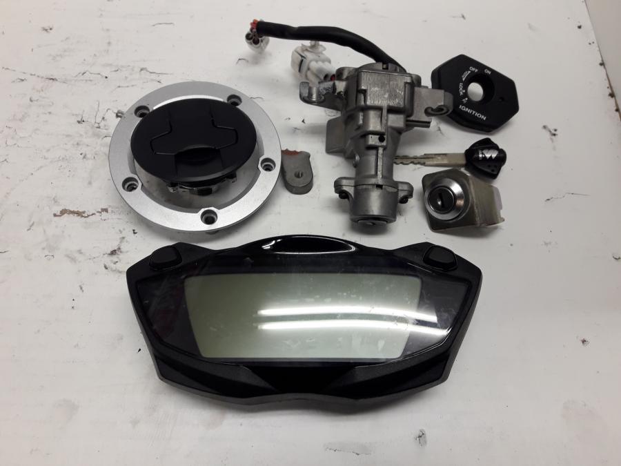 Framsidan på Låssats från en Suzuki GSX-S 1000 -2018 motorcykel.