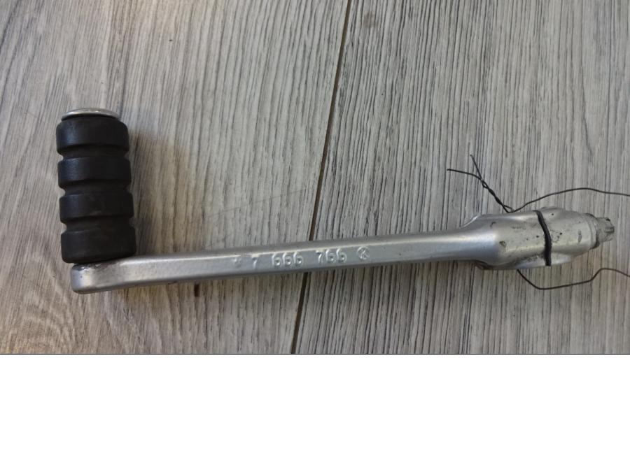 Baksidan på Växelpedal från en BMW R 1200 GS -2007 motorcykel.