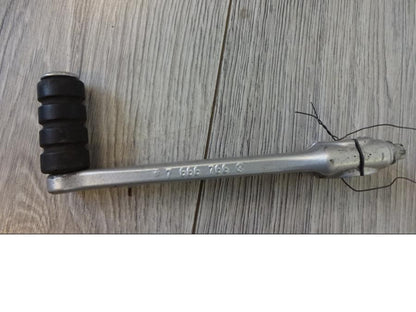 Baksidan på Växelpedal från en BMW R 1200 GS -2007 motorcykel.