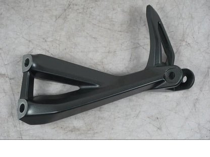 Framsidan på Fotpinnefäste från en Yamaha MT-09 -2024 motorcykel.