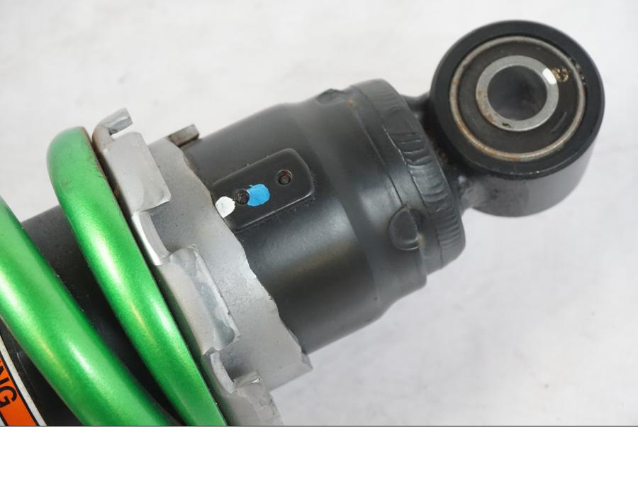 Vänster sida på Stötdämpare från en Kawasaki ER-6N -2016 motorcykel.