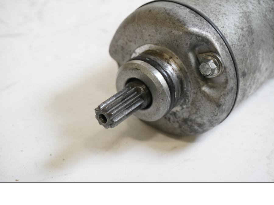 Baksidan på Startmotor från en Yamaha YZF 600 R -1997 motorcykel.