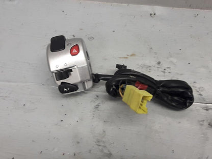 Framsidan på Styrelreglage från en Suzuki VL 800 -2009 motorcykel.