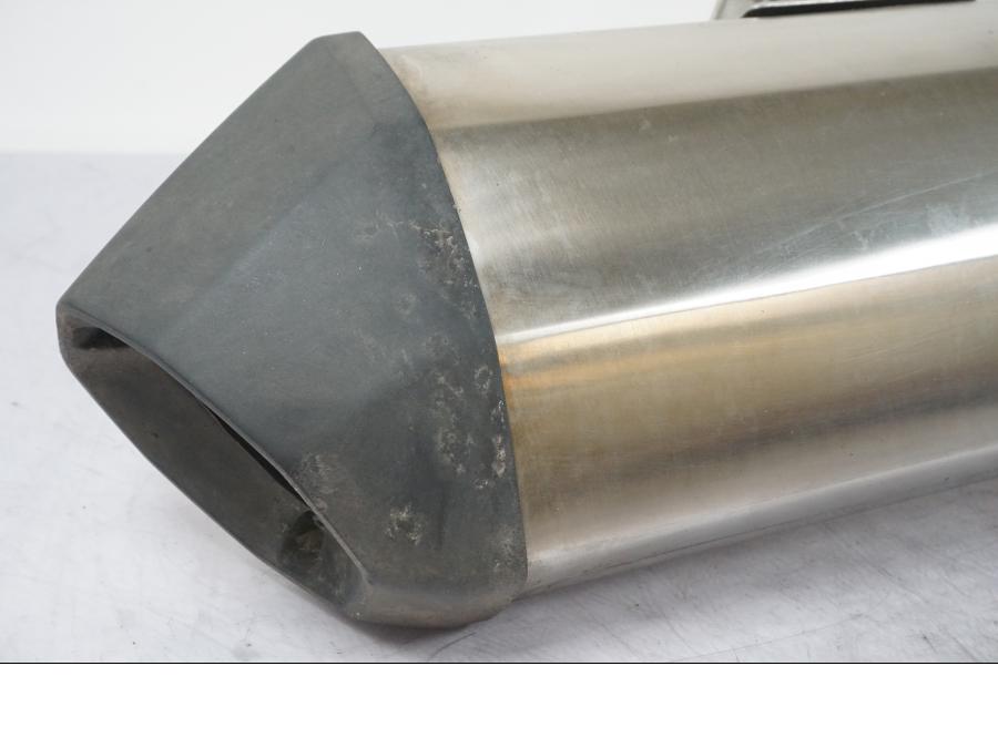 Snett uppifrån på Ljuddämpare från en Triumph Tiger Explorer -2013 motorcykel.