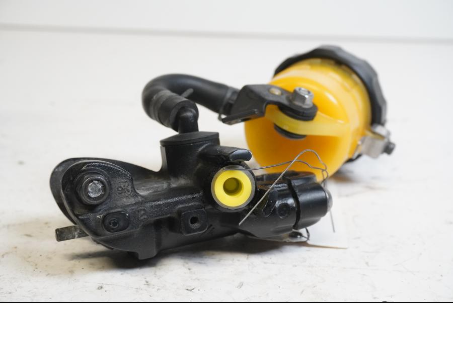 Framsidan på Bromshuvudcylinder från en BMW S 1000 RR -2010 motorcykel.