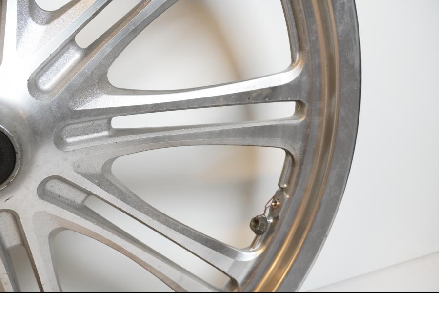 Höger sida på Fälg från en Kawasaki VN 900 -2007 motorcykel.