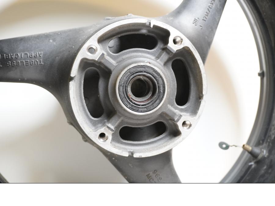 Extrabild2 på Fälg från en Honda CB 900 F Hornet -2002 motorcykel.