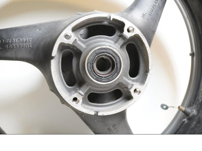 Extrabild2 på Fälg från en Honda CB 900 F Hornet -2002 motorcykel.