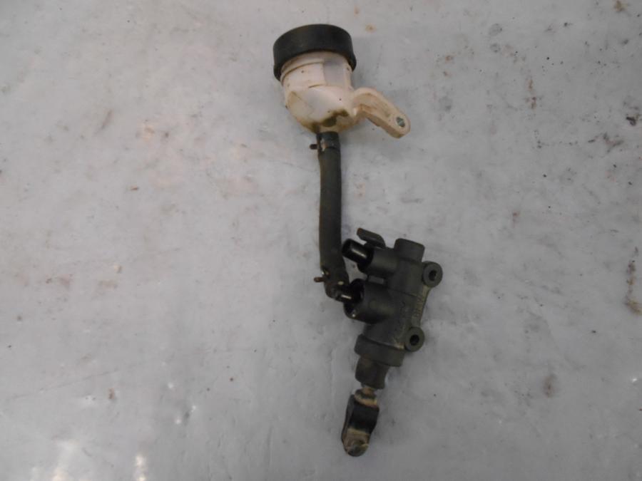 Baksidan på Bromshuvudcylinder från en BMW R 1200 GSA -2018 motorcykel.