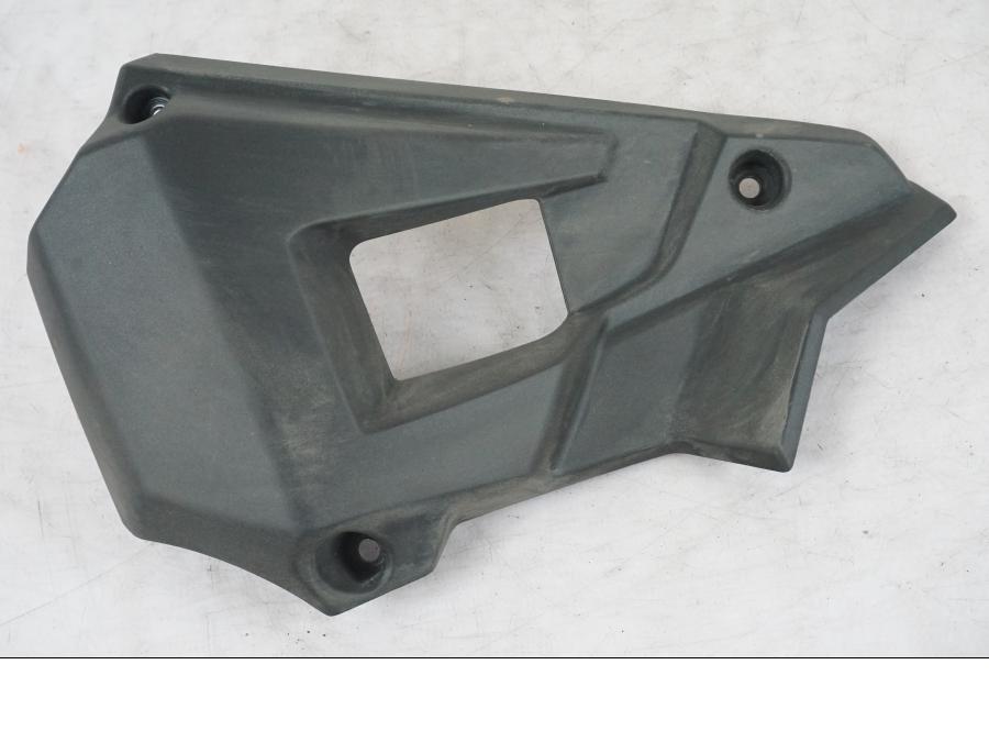 Höger sida på Vattenexpansionskärl från en Triumph Tiger Explorer -2013 motorcykel.