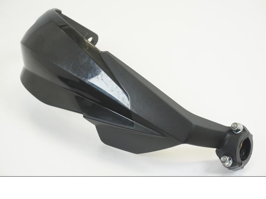 Baksidan på Handskydd från en KTM 125 Duke -2017 motorcykel.