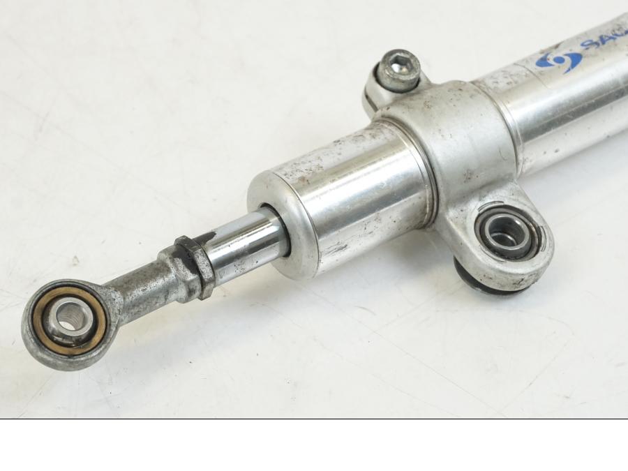 Höger sida på Styrdämpare från en Aprilia Tuono V4R -2011 motorcykel.