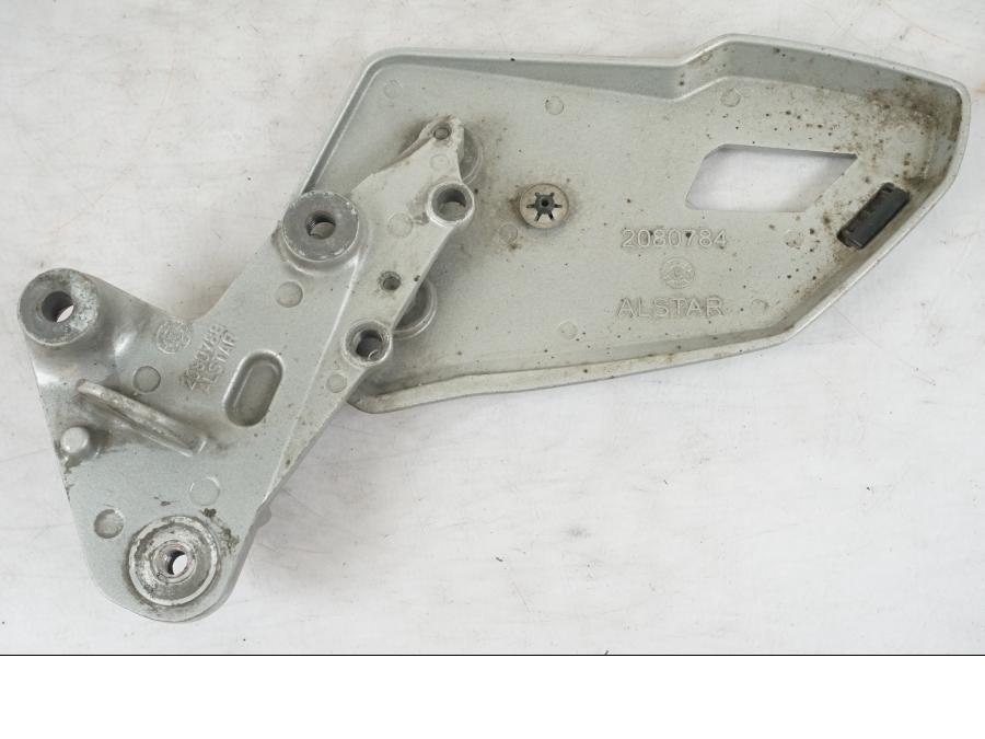 Snett nerifrån på Fotpinnefäste från en Triumph Tiger Explorer -2013 motorcykel.