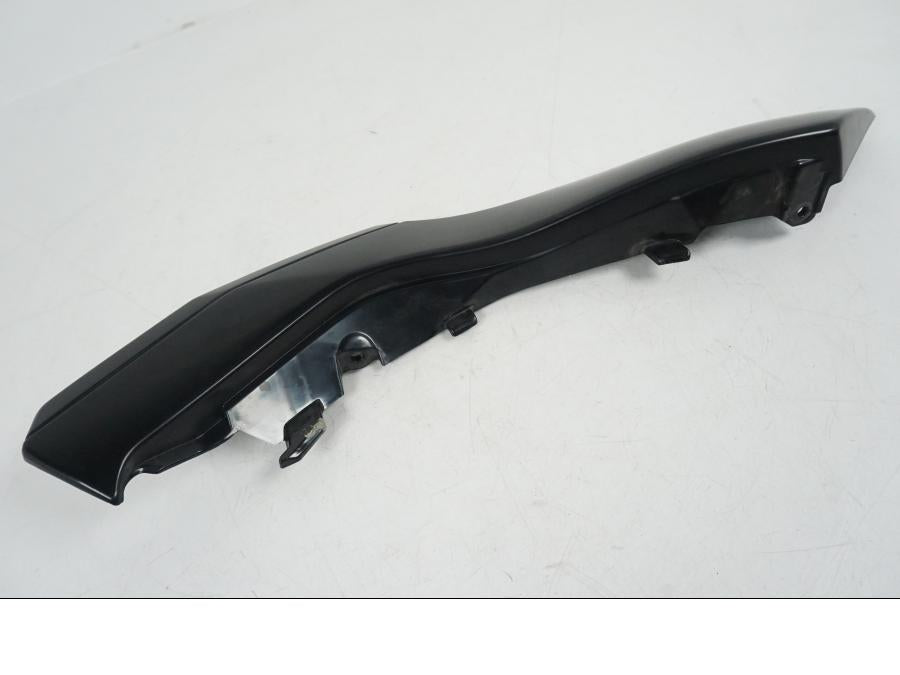 Snett uppifrån på Sidopanel från en Kawasaki ER-6F -2016 motorcykel.